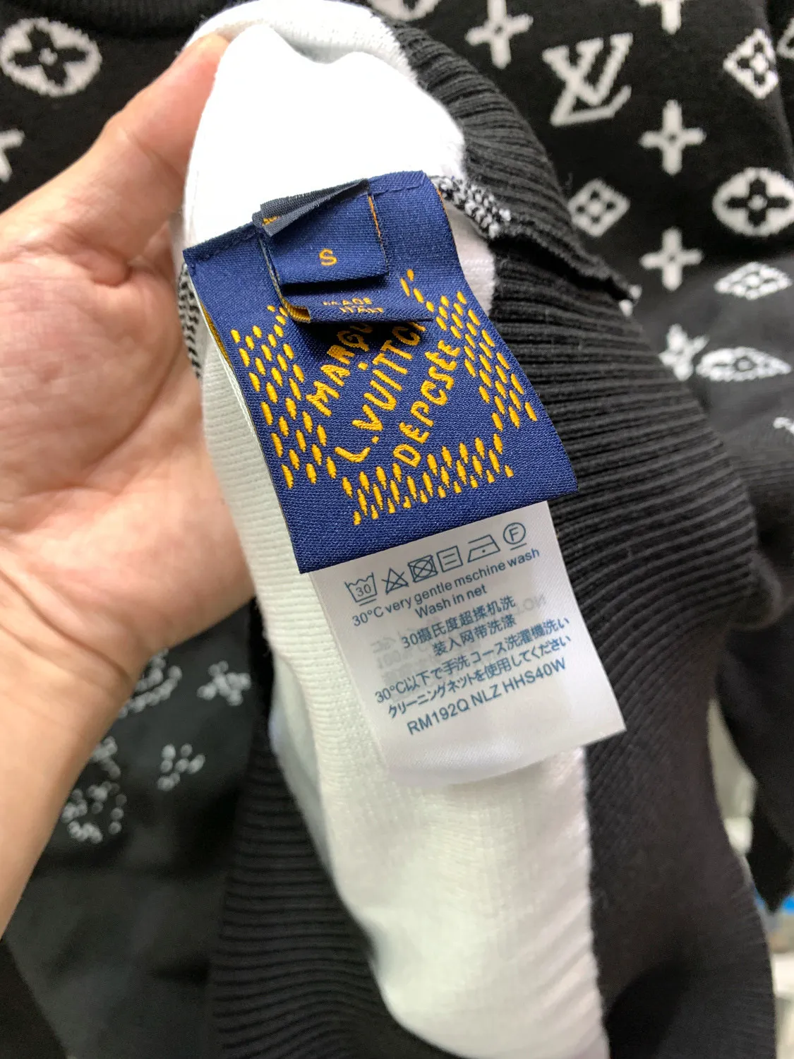 🅿️280 🀄️ LOUIS VUITTON/Louis Vuitton's new autumn and winter SE MONOGRAM gradient crew neck sweater, all-over gradient, collar chain bottom, fully hemmed (high-end) crew neck sweater, simple yet stylish retro, original custom-made high-weight double-ply fabric, the fabric feels solid, very high-quality to use, soft and delicate next to the body, very refined, showing taste, loose OS cut Original fabric that conforms to the current trend aesthetic. The same official style. It feels very comfortable. The latest counters in autumn and winter are synchronized. OS off-shoulder version is fashionable and individual. Super versatile and good-looking. The sweater is very suitable for both men and women. It has a tag, a collar label, and washed wheat. It has three complete labels.